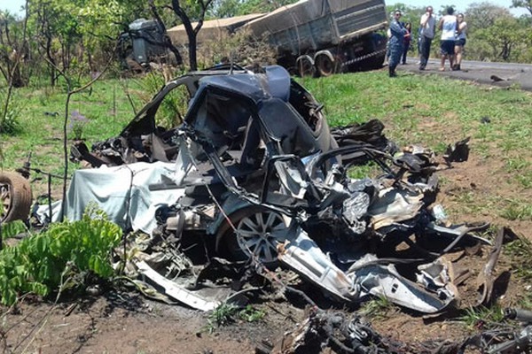 Motorista morre em colisão frontal com bitrem na BR365 próximo ao Trevo de Coromandel