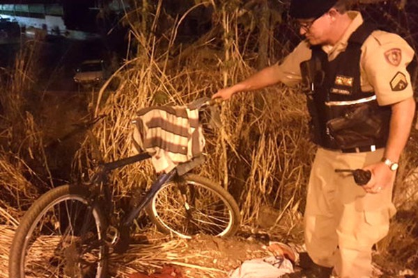 Ciclista tenta desviar de carro, é atingido por motociclista e os dois ficam feridos na Av. JK