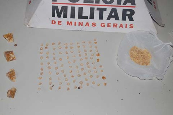 Apreendido recentemente com armas, garoto é flagrado com mais de 100 pedras de crack