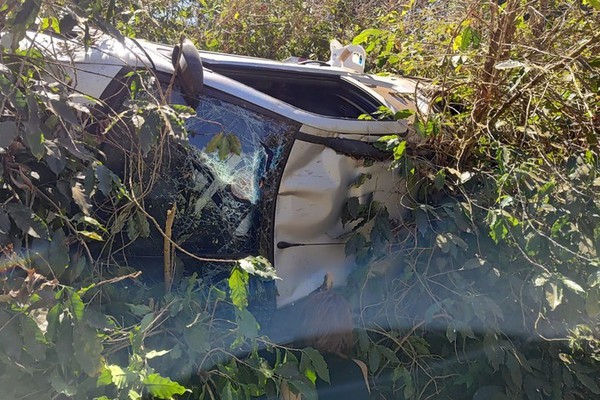 Pick up vai parar em lavoura de café após capotar com mãe, filha e criança na MG 230