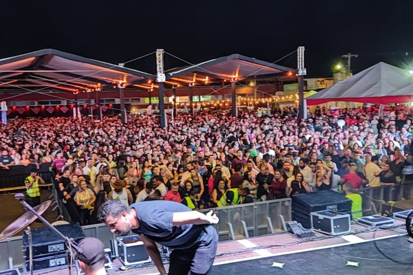 Milhares de pessoas vão ao Parque de Exposições conferir os shows da Fenamilho 2023