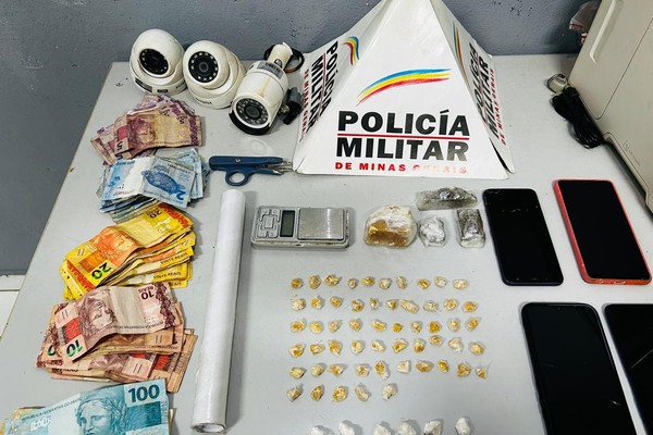 PM fecha ponto de tráfico de drogas e apreende grande quantidade de crack, maconha e dinheiro