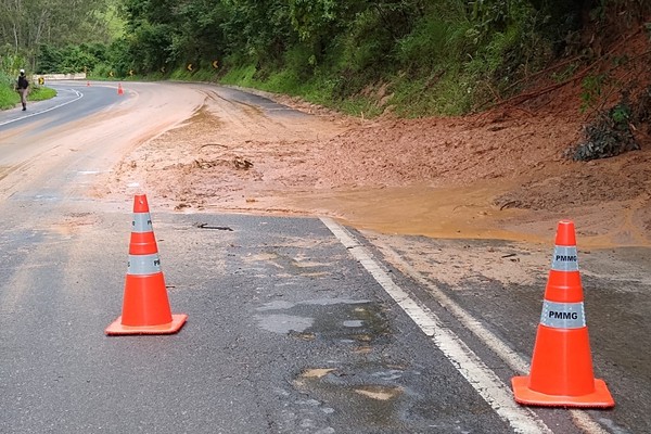 Rodovia que liga Patos de Minas a Presidente Olegário volta a ter deslizamentos de encosta