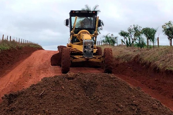 Prefeitura contrata duas empresas particulares e reforça manutenção de estradas rurais