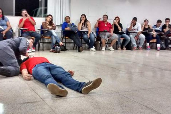 Curso oferecido pelo Corpo de Bombeiros prepara moradores para oferecer primeiros socorros