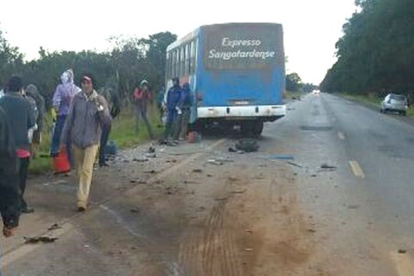 Acidente entre carro de passeio e ônibus deixa mortos e feridos na BR 354 em Rio Paranaíba