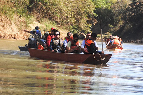 Expedição leva vereadores para ver de perto a degradação do Rio Paranaíba em Patos de Minas