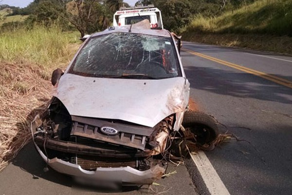 Motorista tenta ultrapassagem em local proibido, perde o controle do carro e capota na BR 365