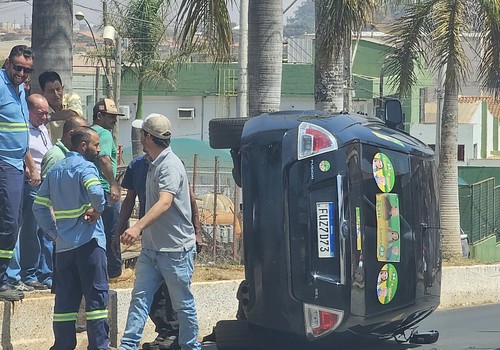 Carro para tombado em avenida de Carmo do Paranaíba após vereador cochilar ao volante