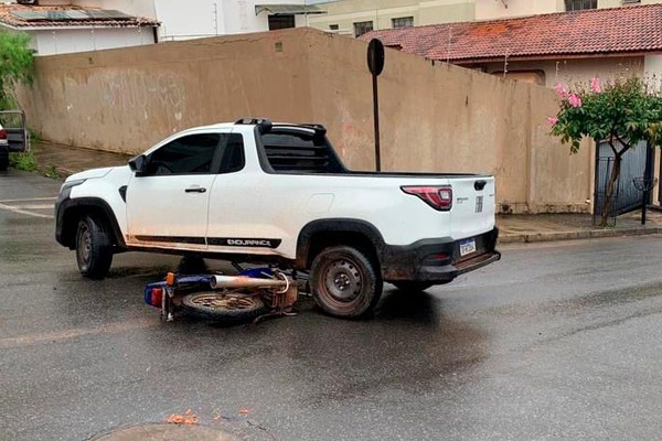 Motocicleta vai parar debaixo de veículo e condutor fica ferido em acidente nesta manhã