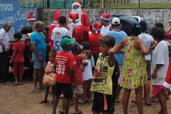 Amigos viram Papais Noéis e distribuem alegria nos bairros carentes