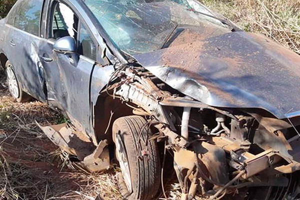 Automóvel atinge cegonha, sai da pista e deixa 4 pessoas feridas na BR365