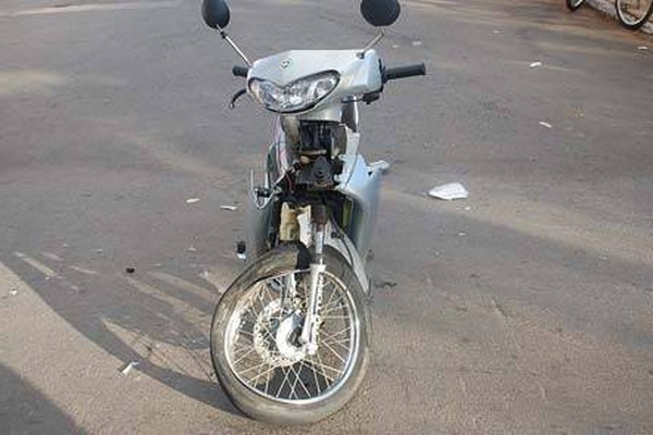 Motociclista e passageira ficam feridos ao baterem em carro que tentava conversão