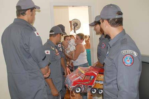 Bombeiros que salvaram milagrosamente bebê de afogamento visitam família