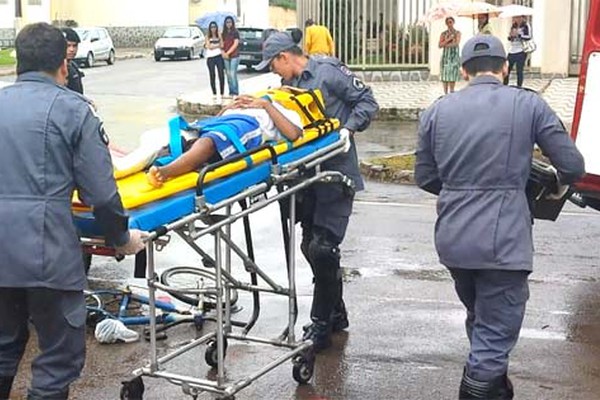 Criança fica presa debaixo de carro e acaba gravemente ferida em acidente dramático