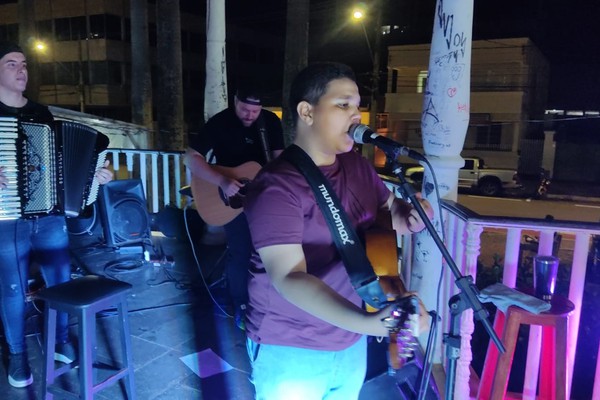 Felipe Brito, de apenas 12 anos, leva o melhor do sertanejo universitário ao palco do Coreto; ao vivo