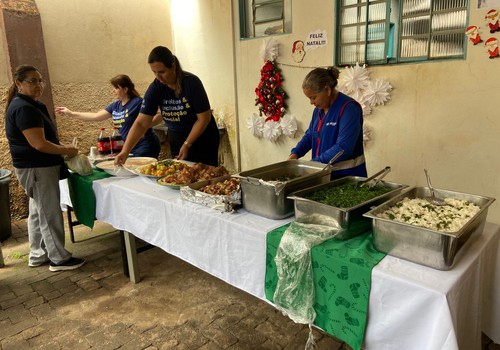 Grupo “Amigas do Peito” serve almoço especial de natal para moradores de rua de Patos de Minas