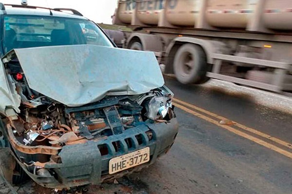 Caminhoneiro reduz velocidade, motorista não consegue frear e bate na traseira na MGC 354