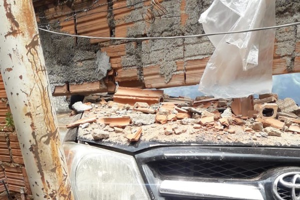 Caminhonete invade residência no Alto da Colina após acidente com moto que deixou dois feridos