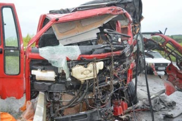 Caminhoneiro morre em acidente na curva da morte, entre Arcos e Formiga