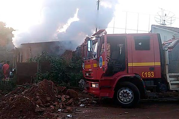 Morador mostra insatisfação após dono pedir devolução de casa e ateia fogo em residência 