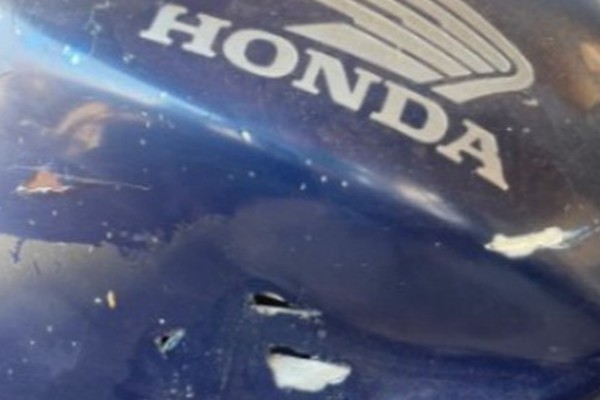 Homem é preso por furar pneus e tanque da moto da ex-mulher; ele relatou amor e ciúmes