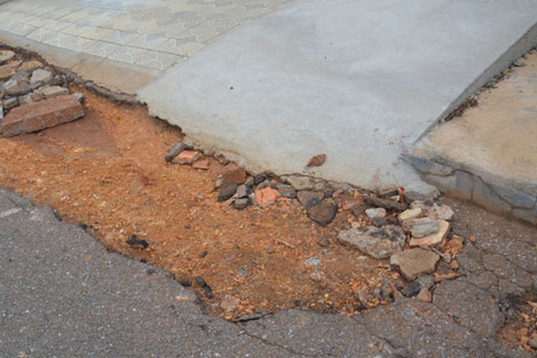 Prefeitura não termina tapa buraco em rua e moradoras pedem providências urgentes em Patos de Minas