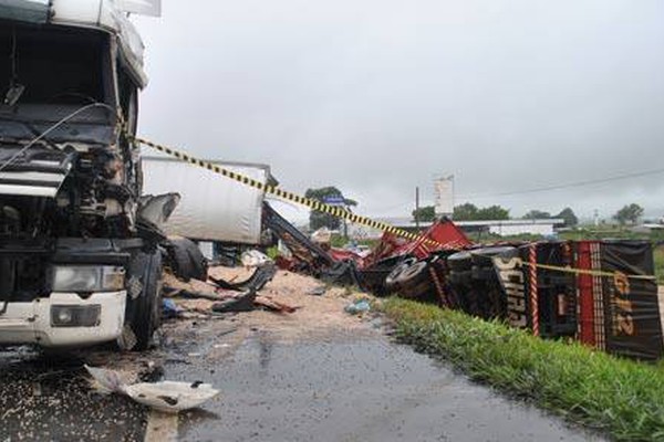 Batida entre carretas na BR 365 deixa 1 morto, 2 feridos e um rastro de destruição