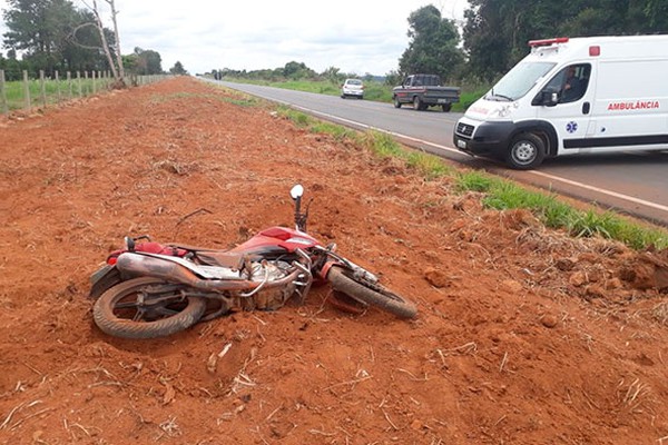 Motociclista cai e fica ferido ao bater em toco ou pedra no acostamento da MG230 