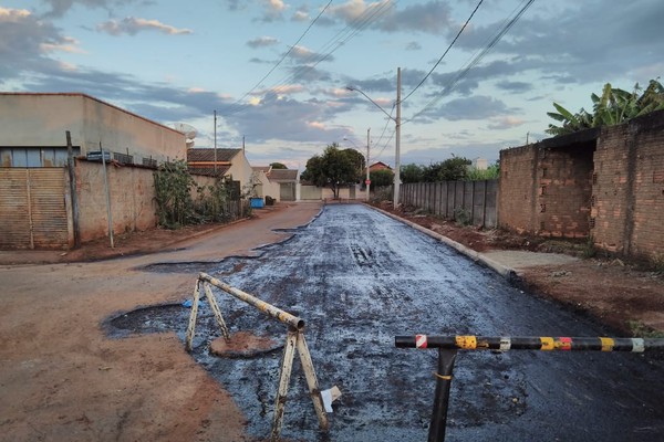 Prefeitura asfalta rua em Patos de Minas; ex-prefeito diz que obrigação era do empreendedor