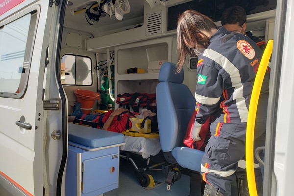 Motociclista fica ferido ao bater em carro e em outra motocicleta no centro de Patos de Minas