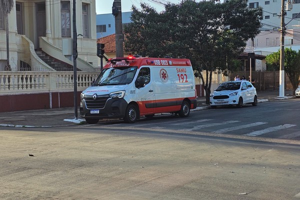 Aluno tem ferimentos na face após ser atropelado no Centro por motociclista que fugiu