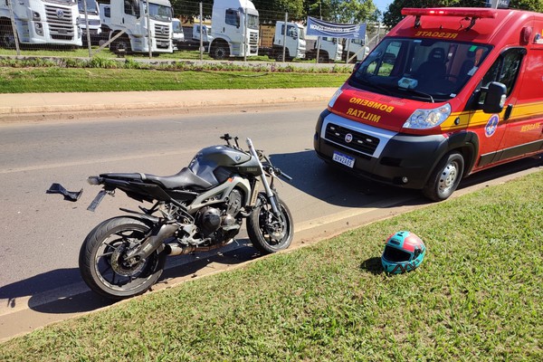 Motociclista fica ferido após se chocar na traseira de automóvel na Avenida JK