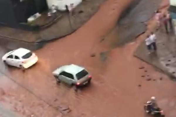 Temporal em Patos de Minas derruba árvores e até poste, inunda casa e arranca asfalto