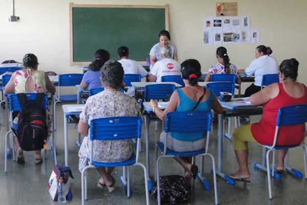 Estudantes com idade acima de 14 anos já podem se matricular para concluir ensino pelo EJA