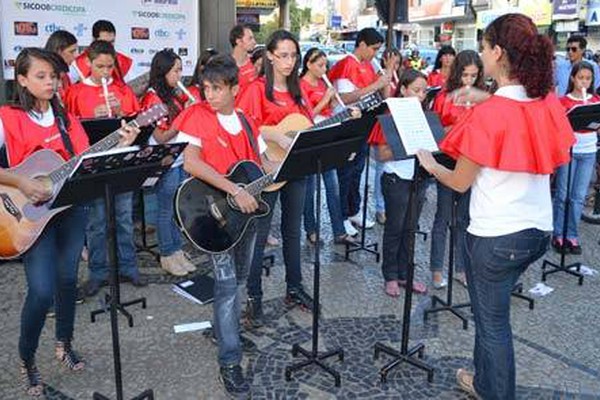 Serenata Natalina da Acipatos movimenta o comércio de Patos de Minas