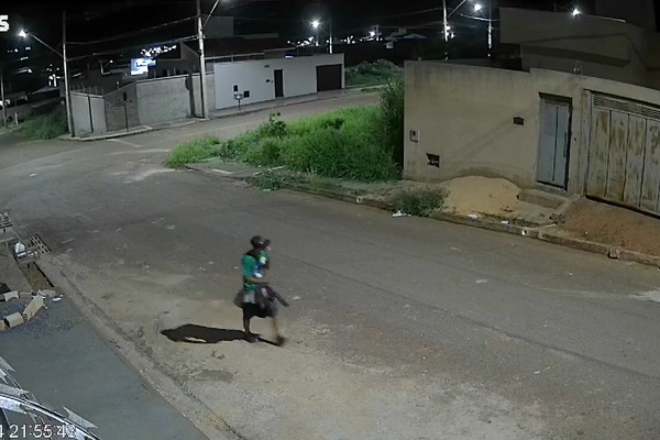 Vídeo mostra homem invadindo construção e furtando escada, no bairro Sorriso