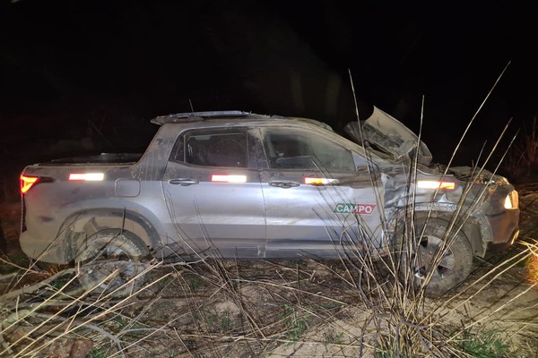 Carro capota e vai parar em pasto após motorista embriagado perder o controle da direção na MG 230