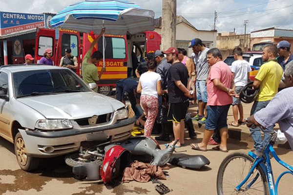 Jovem sem habilitação fica ferida ao ser atingida violentamente por pick up em Patos de Minas