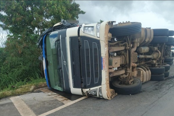 Bitrem tomba na BR 146 após motorista tentar ultrapassagem e perder o controle da direção