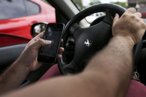 Maio Amarelo: associação alerta para riscos do celular ao volante