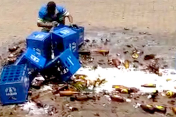 Diversos engradados de cerveja despencam de caminhão e monte de cacos fica pelo local