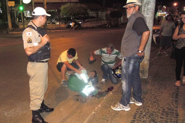 Gari atropelado por motociclista no centro da cidade tem fratura exposta e perda óssea