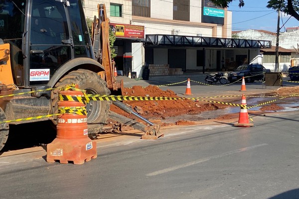 Rede da COPASA se rompe no Rosário e 28 bairros podem ficar sem água