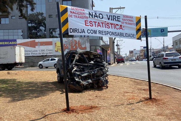 Campanha de trânsito usa picape destruída em acidente para chamar a atenção de motoristas