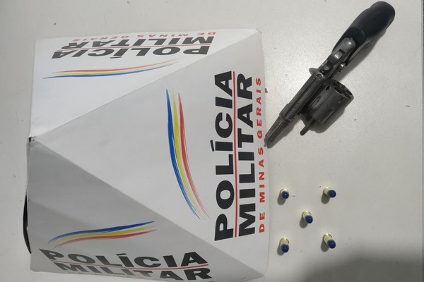 Polícia Militar encontra arma de fogo em veículo e prende motorista e dois passageiros