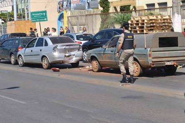 Sinal fecha, motorista não percebe e bate na traseira de carro que atinge outro veículo