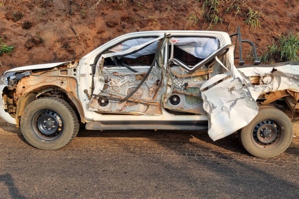 Caminhonete fica com a lateral destruída após bater de raspão em caminhão na MGC 354