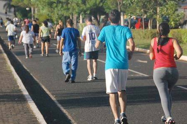 Férias de verão: orla da Lagoa Grande atrai milhares de pessoas para exercícios