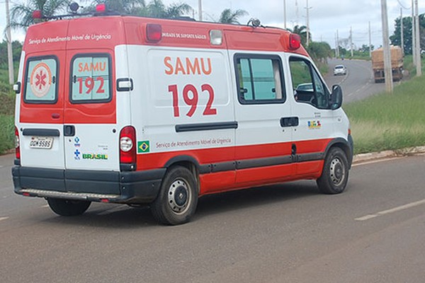 Mãe cai de motocicleta, tem fratura exposta e filho inabilitado foge deixando-a para trás